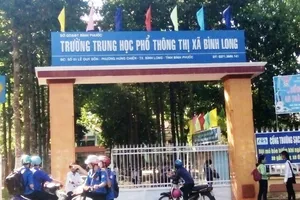 Bình Phước: Điều tra vụ nam sinh lớp 12 bị đánh hội đồng trước cổng trường