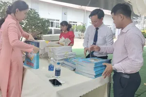 Hơn 2.200 cuốn Đặc san Sài Gòn Giải Phóng đến tay bạn đọc các tỉnh Đông Nam bộ