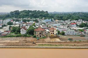 Tạm ngưng thi công đoạn đường ven sông qua biệt thự cổ ở Đồng Nai