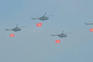 Phi đội trực thăng treo cờ bay trên bầu trời Biên Hòa