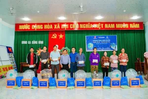 Ngân hàng Thương mại cổ phần Việt Á trao nhà cho người nghèo