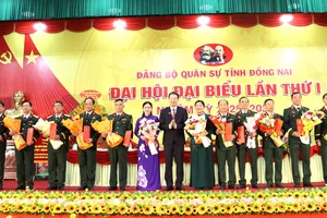 Các đại biểu tham dự đại hội nhận hoa chúc mừng