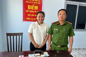 Công an xã Trảng Bom (Đồng Nai) bàn giao tài sản cho người dân đánh rơi