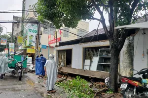 Đồng Nai: Mưa lớn làm sập mái hiên nhà dân, 1 người bị thương 