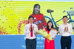 Phó Trưởng ban Tuyên giáo và Dân vận Thành ủy TPHCM Lê Văn Minh, trao giấy chứng nhận cho tác giả đoạt giải nhì.