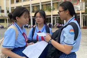 Thí sinh trao đổi trước giờ thi tại điểm thi THCS-THPT Trần Đại Nghĩa