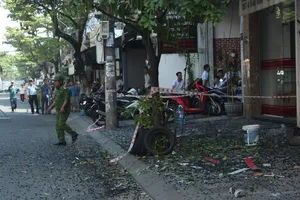 Trục tời đang thi công rơi trúng người đi đường 