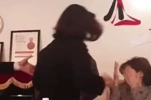 Bà Thy đánh cô giáo Hằng. Ảnh cắt từ clip