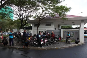 Hơn 100 người lao động bị nợ lương kéo đến công ty xe buýt đòi quyền lợi