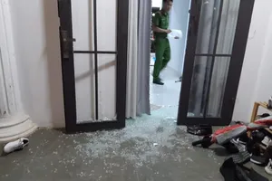 Truy tìm nhóm côn đồ xông vào nhà dân đập phá trong đêm