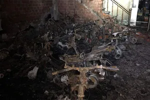 6 sinh viên cùng chủ nhà thoát khỏi căn nhà đang cháy  