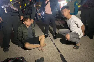 Đà Nẵng: Bị truy đuổi, 2 đối tượng phóng dao vào cảnh sát