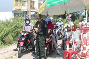 Nhiều người dân được lực lượng chức năng yêu cầu quay trở lại TP Đà Nẵng do không có giấy chứng nhận âm tính với SARS-CoV-2