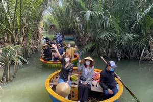 Du khách tham quan rừng dừa Bảy Mẫu (xã Cẩm Thanh, TP Hội An, tỉnh Quảng Nam). Ảnh: NGUYỄN CƯỜNG