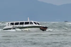 Chiếc ca nô do ông Lê Sen điều khiển bị chìm vào chiều 26-2 khiến 17 người thiệt mạng. Ảnh: NGUYỄN CƯỜNG