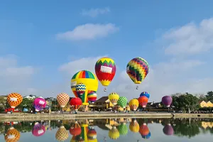 Du khách mê mẩn ngắm khinh khí cầu lần đầu tiên ở Hội An 