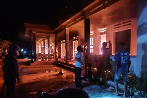 Hơn 1 giờ đồng hồ, các lực lượng mới khống chế được đám cháy