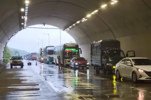Vụ tai nạn khiến các phương tiện di chuyển khó khăn khi qua hầm Núi Eo