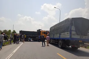 Tai nạn giao thông liên hoàn giữa 5 xe tải, đường tránh Quốc lộ 1A tắc nghẽn cục bộ