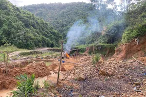 Công an triệu tập người hành hung phóng viên khi tác nghiệp tại bãi khai thác vàng trái phép