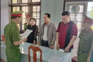 Cơ quan công an đọc quyết định bắt tạm giam 3 đối tượng