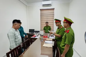 Khởi tố 2 đối tượng tham ô tài sản của công ty để lấy tiền tiêu xài