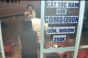 Công an làm việc với người đàn ông đánh người tại TP Hội An