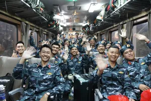 Hơn 400 cán bộ, chiến sĩ Quân khu 5 hành quân vào miền Nam tham gia diễu binh, diễu hành