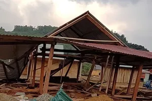 Quảng Nam: Mưa đá kèm gió lốc gây hư hỏng 16 ngôi nhà ở xã biên giới 