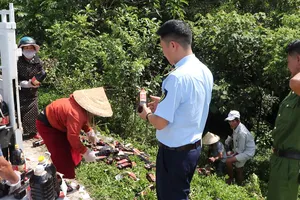 Hơn 1.000 chai mắm bị vứt dọc đường 