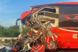 Va chạm trên cao tốc Đà Nẵng – Quảng Ngãi, 2 người tử vong, nhiều người bị thương