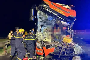 Lực lượng cứu hộ đưa các hành khách bị thương trong vụ tai nạn trên cao tốc Đà Nẵng - Quảng Ngãi ra ngoài