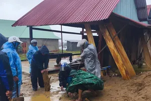 Gió lớn gây tốc hơn 30 mái nhà của người dân ở xã biên giới của TP Đà Nẵng