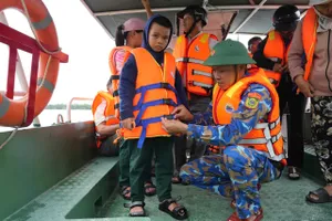 Bộ đội Biên phòng dùng ca nô hỗ trợ người dân xã đảo Tam Hải đi lại 