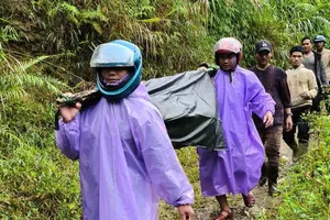 Các lực lượng thay phiên nhau cõng bệnh nhân qua nhiều đoạn đường rừng