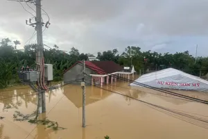 Hạ du sông Vu Gia – Thu Bồn ngập sâu, hàng ngàn hộ dân bị cô lập