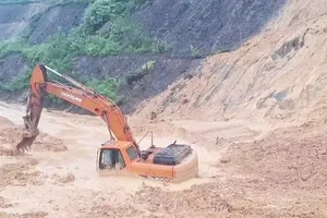 Đà Nẵng: Dọn đất sạt lở, một xe múc bị vùi lấp 