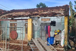 Đà Nẵng: Hàng chục căn nhà bị tốc mái do bão số 13