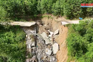 Đà Nẵng: tuyến đường huyết mạch bị sạt lở, hơn 7.000 dân bị cô lập