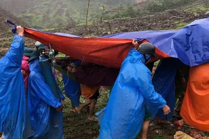 Đà Nẵng: Khiêng võng đưa ba bệnh nhân vượt sạt lở đi cấp cứu