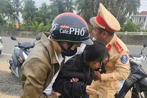 Lực lượng CSGT cùng người dân sơ cứu cho em H.