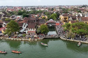 Phố cổ Hội An tấp nập du khách vào ngày mùng 3 Tết. Ảnh: NGUYỄN CƯỜNG