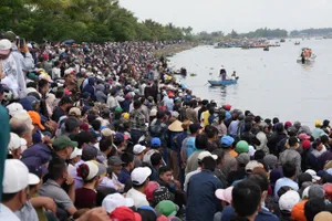 Hàng ngàn người dân và du khách đến xem và cổ vũ cho các đội đua