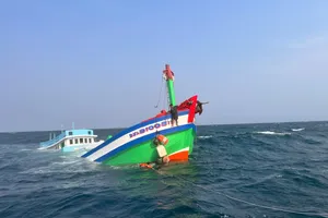Kịp thời ứng cứu 2 thuyền viên tàu cá bị chìm trên biển 