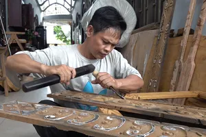 “Tái sinh” gỗ tàu, thuyền hư hỏng thành đồ nội thất
