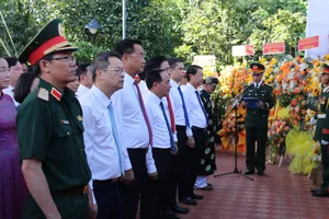 Trưởng Ban Tuyên giáo Trung ương Trịnh Văn Quyết dâng hương tưởng niệm cụ Huỳnh Thúc Kháng 