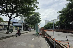 Công trình thi công ì ạch khiến việc đi lại của người dân gặp nhiều khó khăn. Ảnh: NGUYỄN CƯỜNG