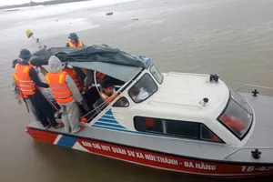 Bị sét đánh, một người rơi xuống sông Trường Giang mất tích