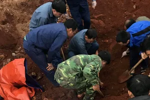 Lực lượng chức năng cất bốc hài cốt liệt sĩ