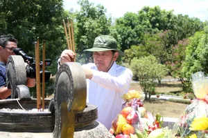 Phó Thủ tướng Thường trực Chính phủ Trương Hòa Bình dâng hương tại Thành cổ Quảng Trị